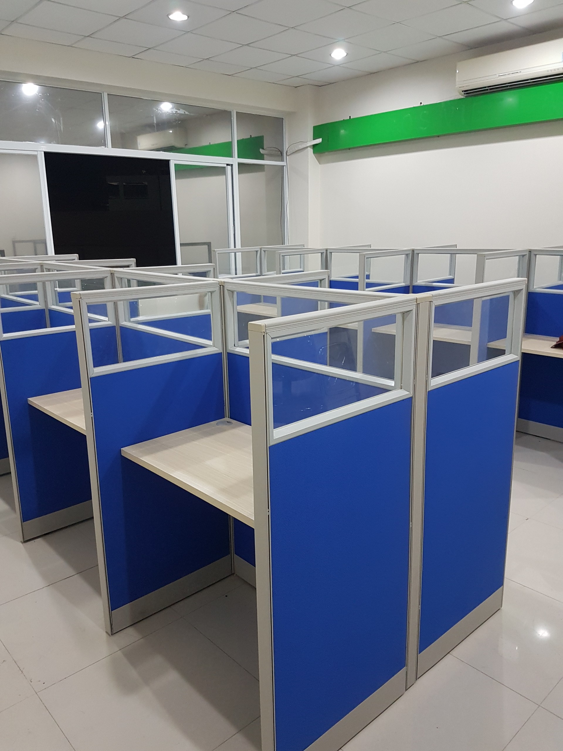 Vách ngăn bàn khung nhôm bọc nỉ VNNN-06